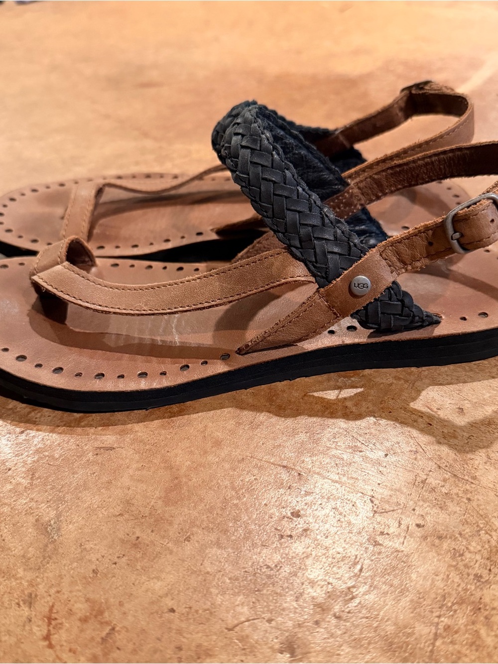 UGG Raee Thong Sandal - size 6